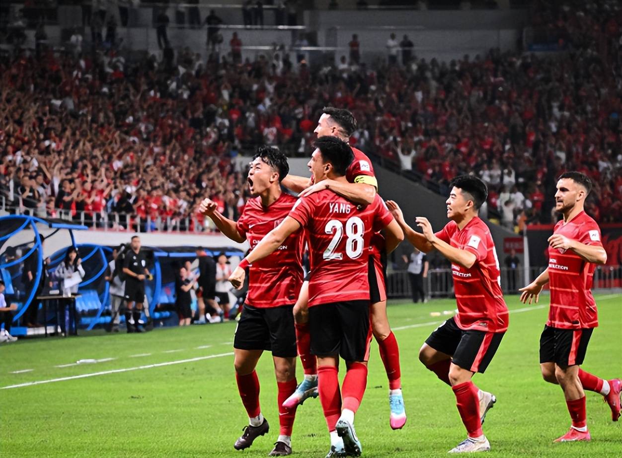 今晨突围战来临；曼联围绕中超回应争议；球迷炸锅；医务组通报恢复