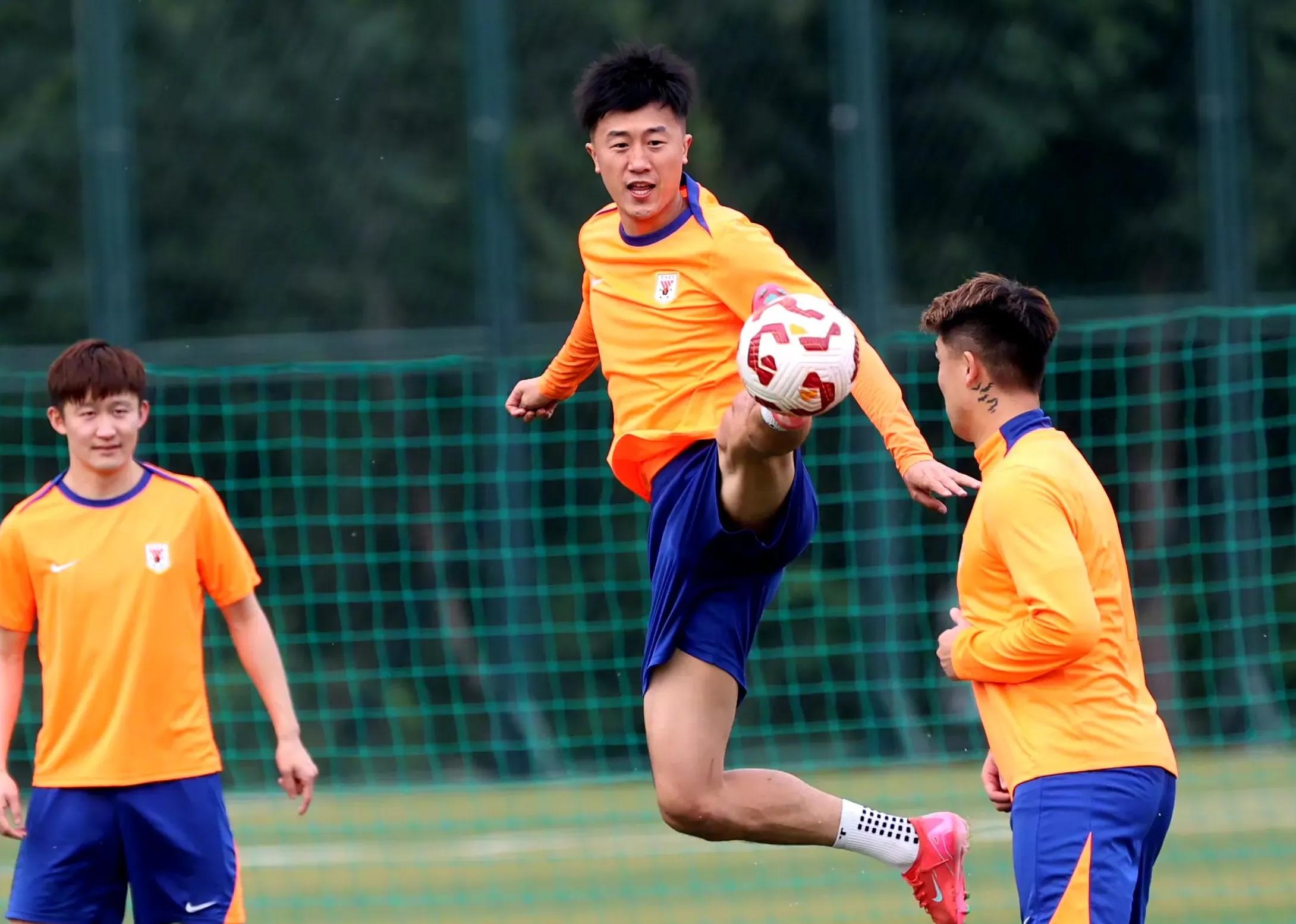 包含国王杯赛前走向成谜，山东泰山调整名单，更衣室稳定，数据趋势出现新变化的词条